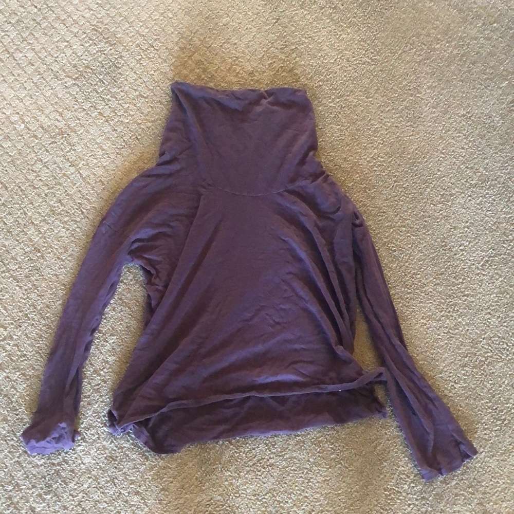 Maroon loose turtleneck shirt